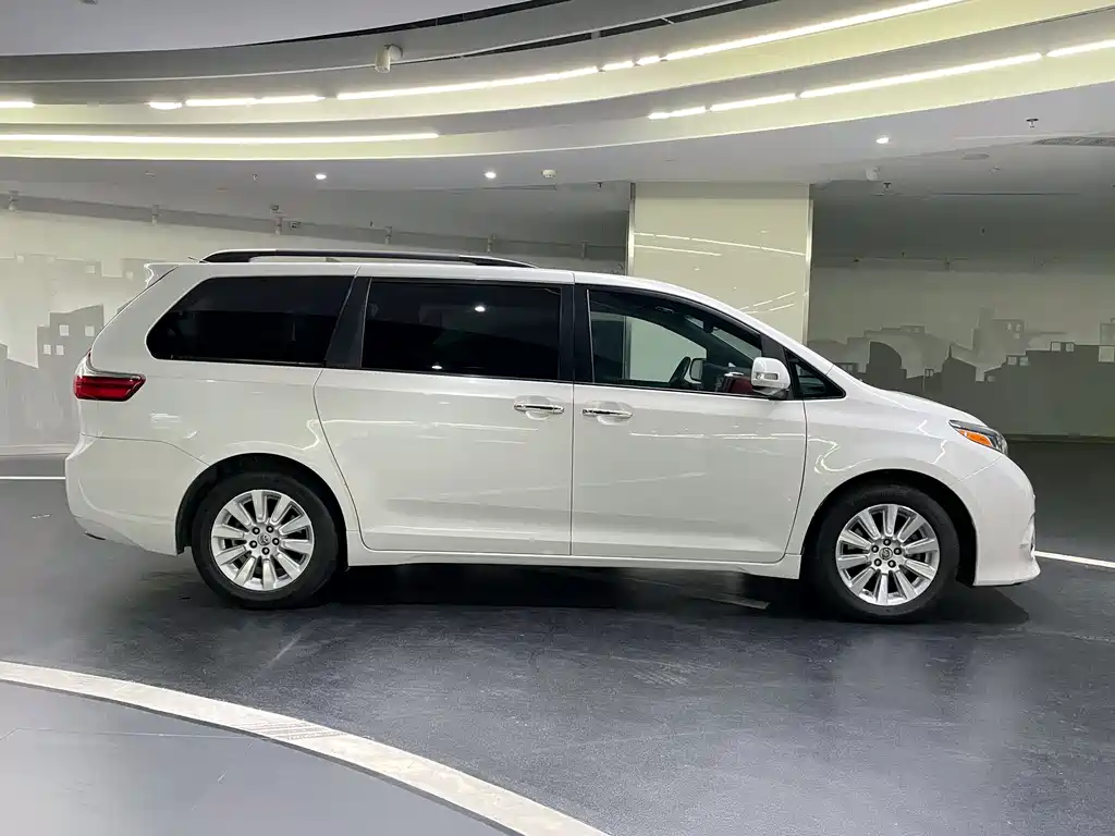 Toyota Sienna 2016 — фото 7