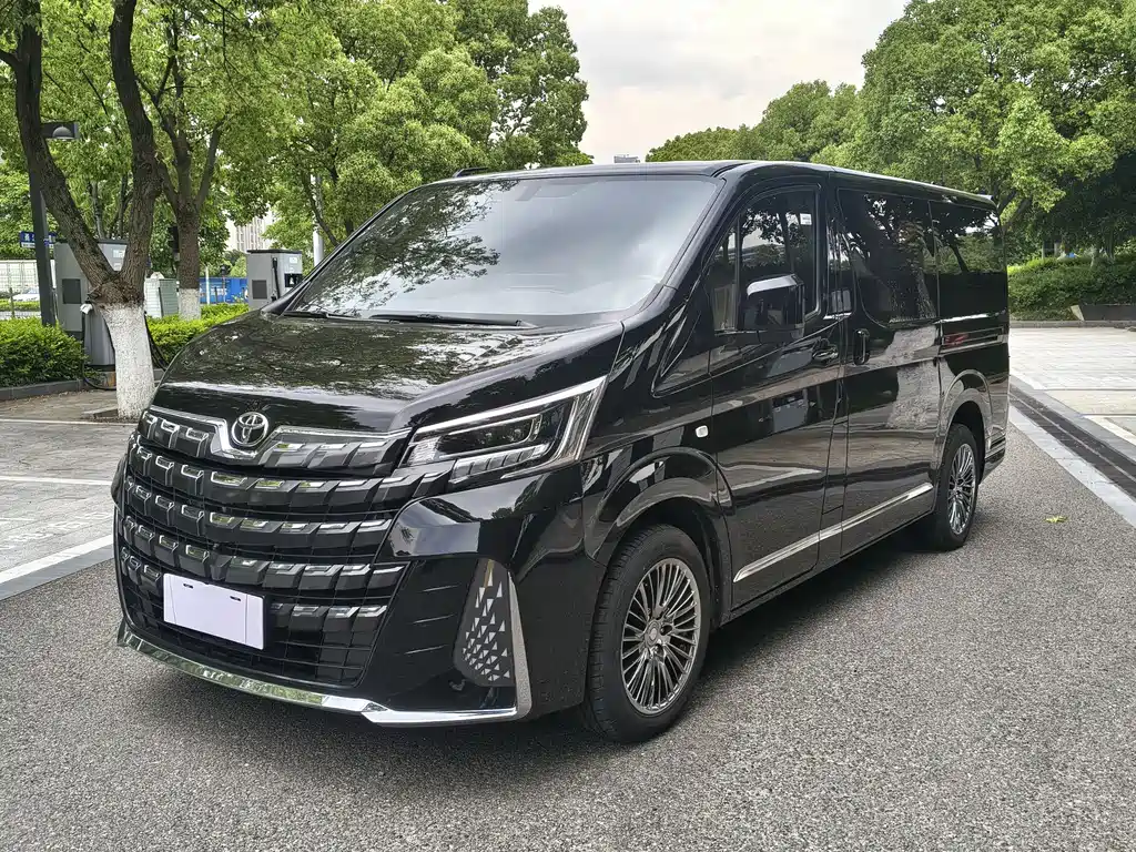 Toyota Hiace 2025 — фото 1