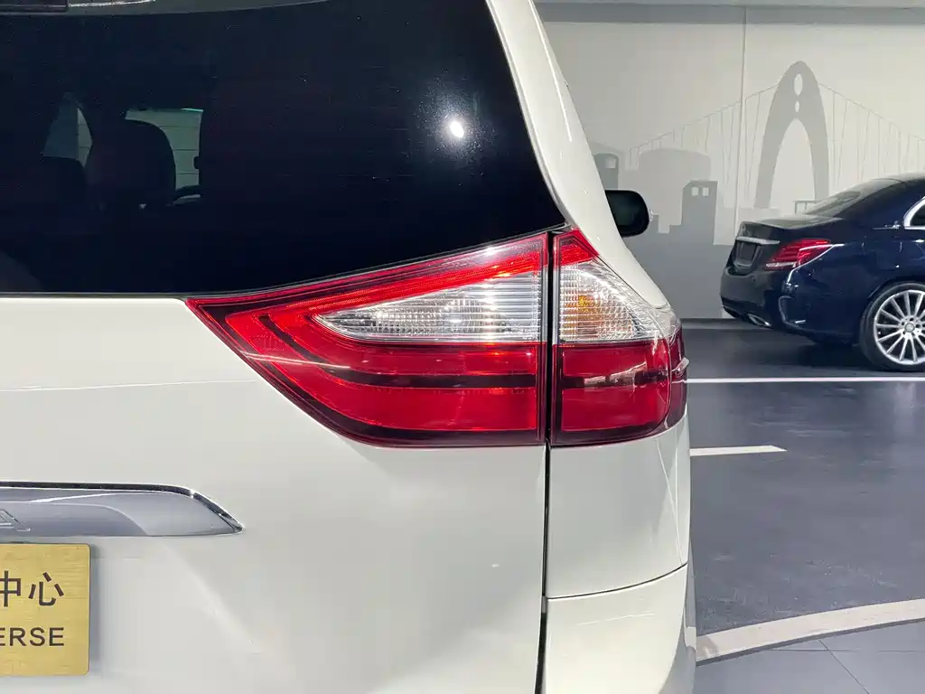 Toyota Sienna 2016 — фото 9