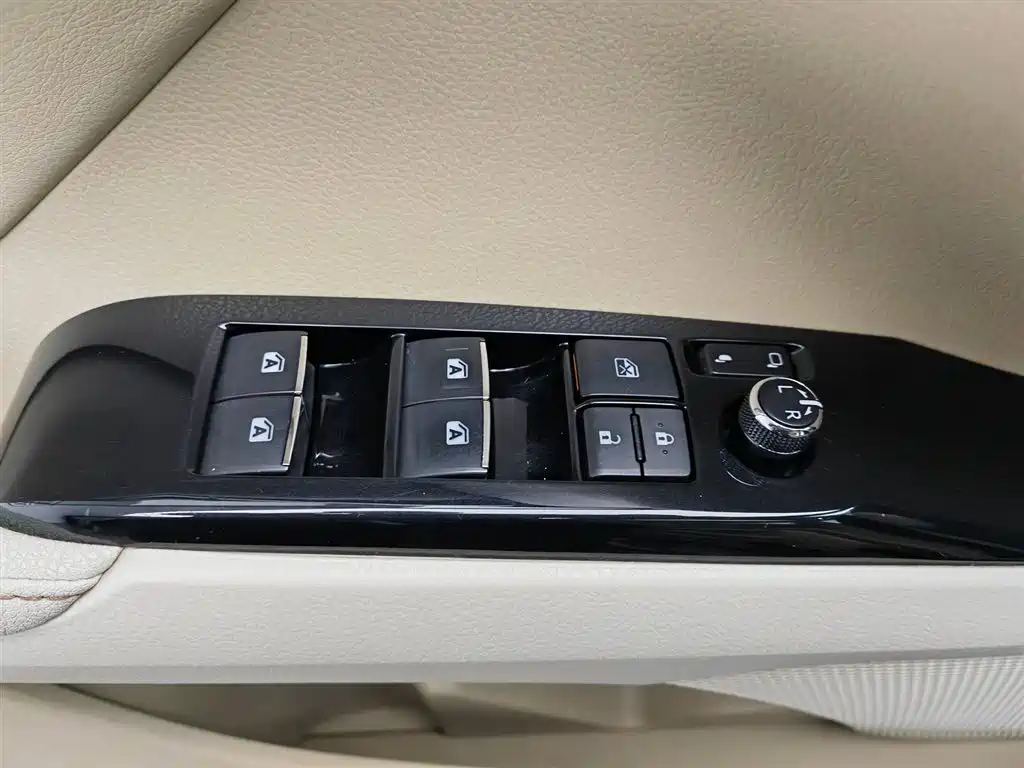 Toyota Camry 2018 — фото 9