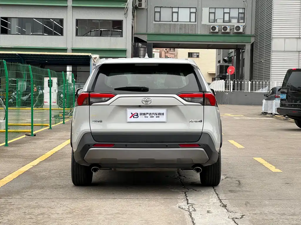 Toyota RAV4 2020 — фото 8