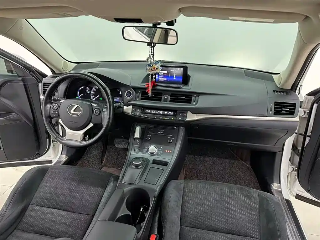 Lexus CT 2017 — фото 14