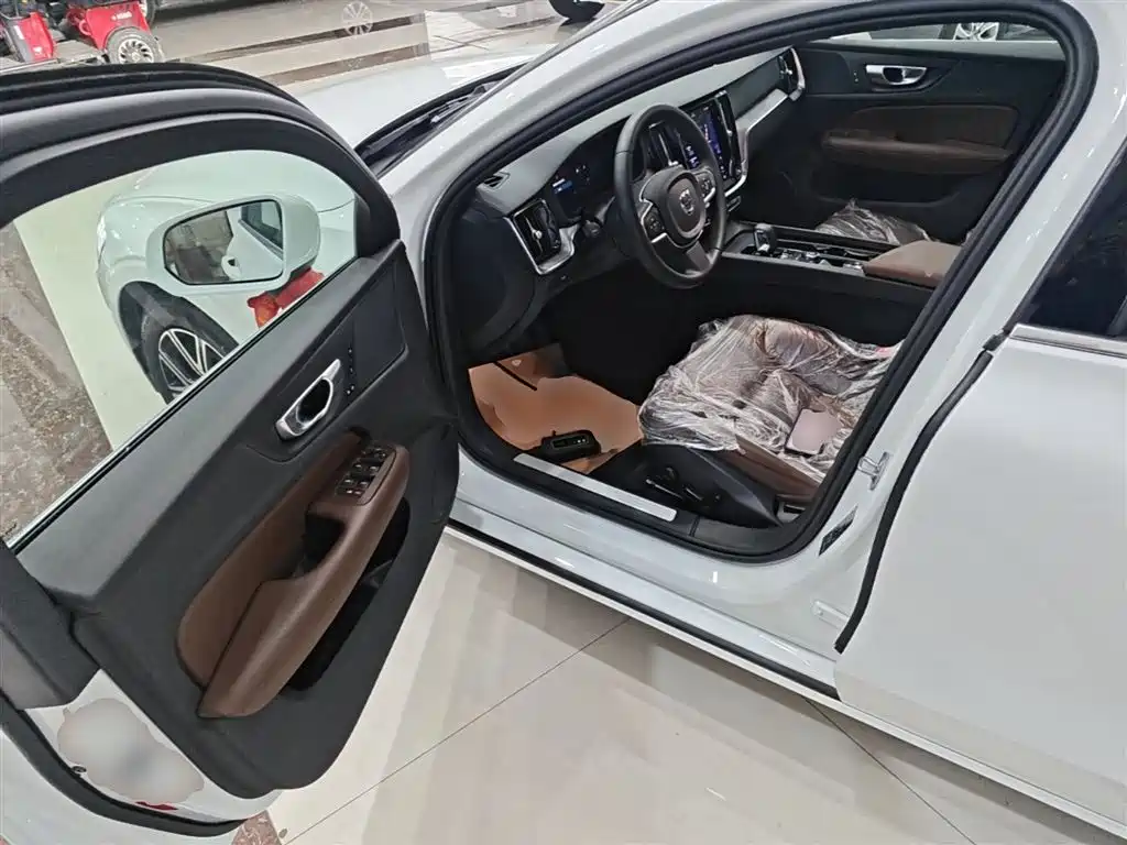 Volvo S60 2023 — фото 16