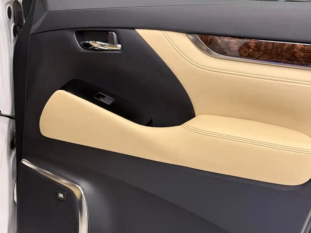 Toyota Alphard 2023 — фото 13