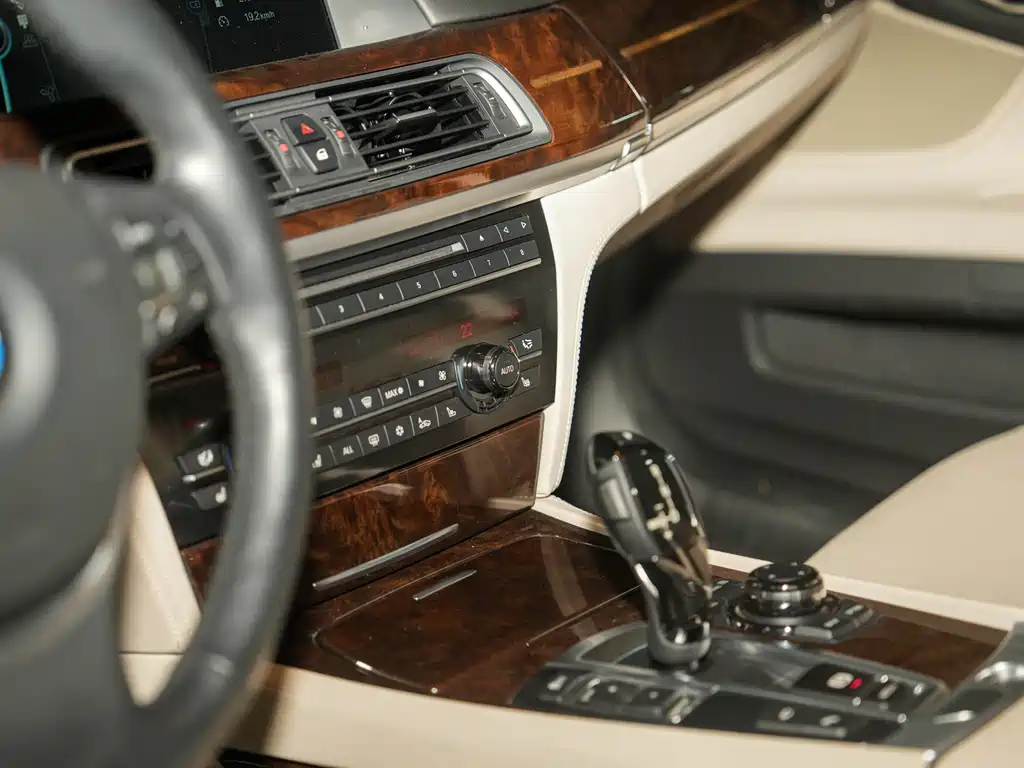 BMW 7 Series 2012 — фото 21