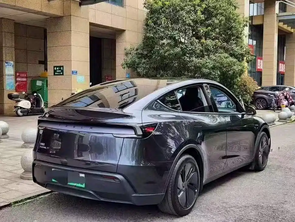Tesla Model Y 2025 — фото 9