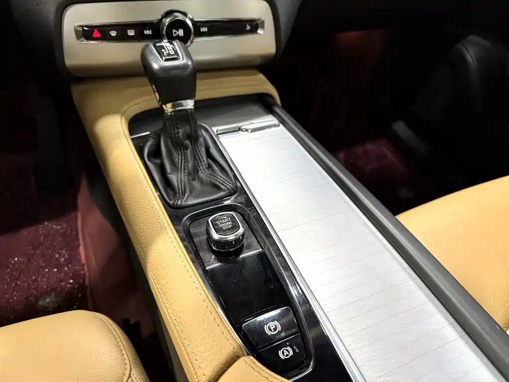 Volvo XC90 2019 — фото 15