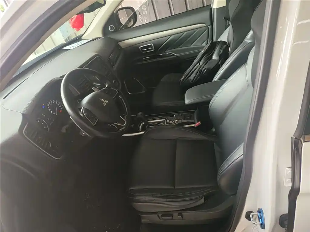 Mitsubishi Outlander 2019 — фото 15