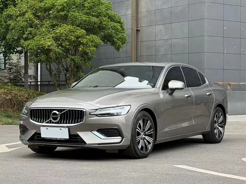 Volvo S60 2022 — фото 1