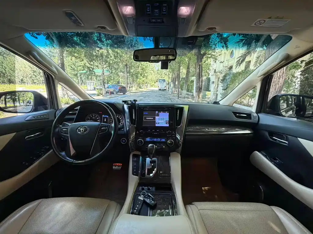 Toyota Alphard 2018 — фото 17