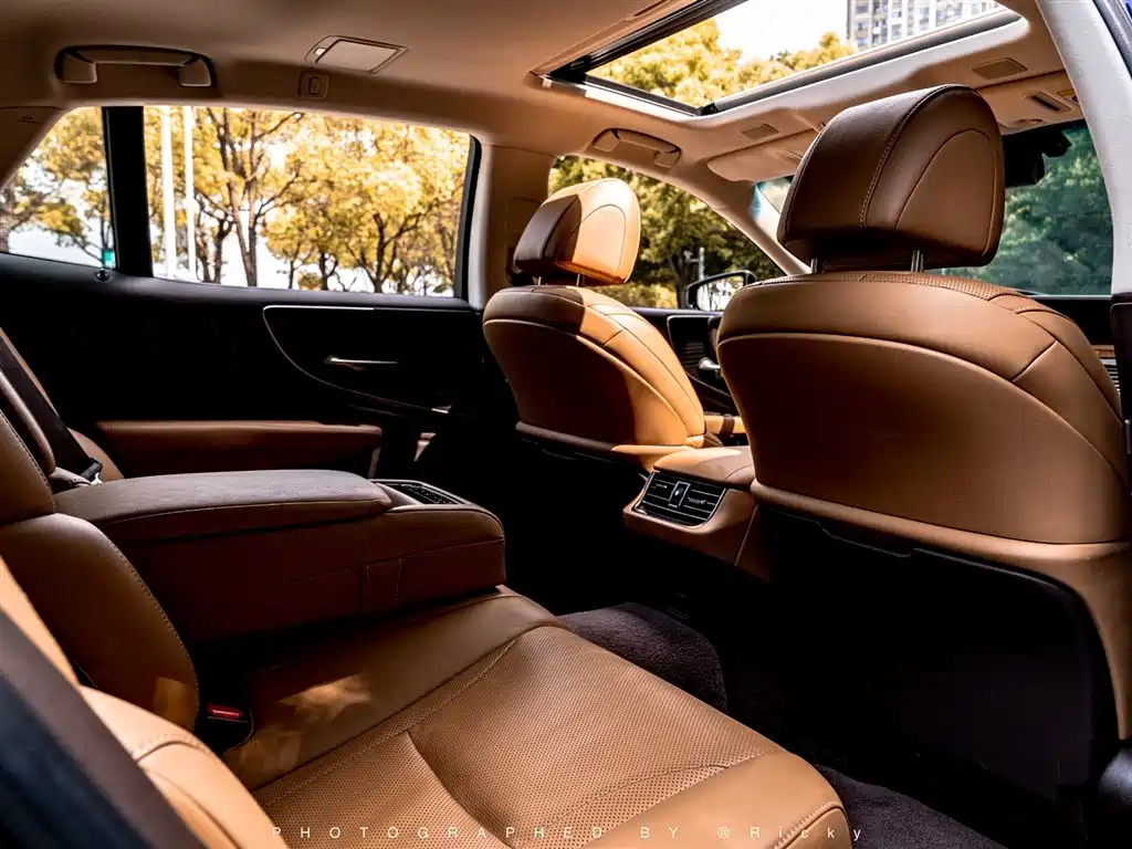 Lexus LS 2018 — фото 12