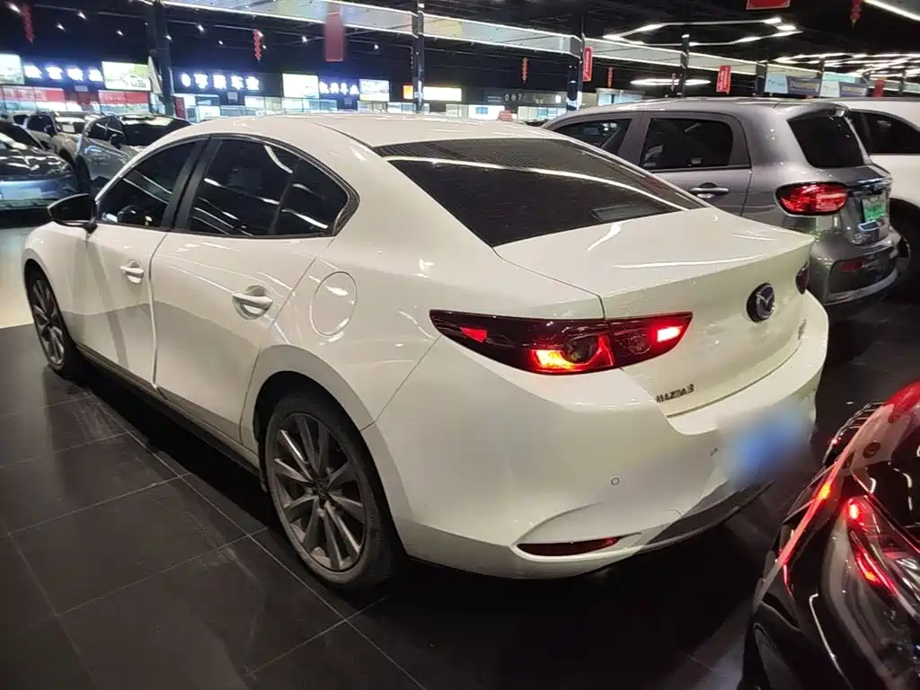 Mazda 3 Axela 2022 — фото 5
