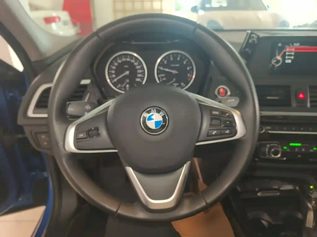 BMW 1 Series 2017 — фото 11