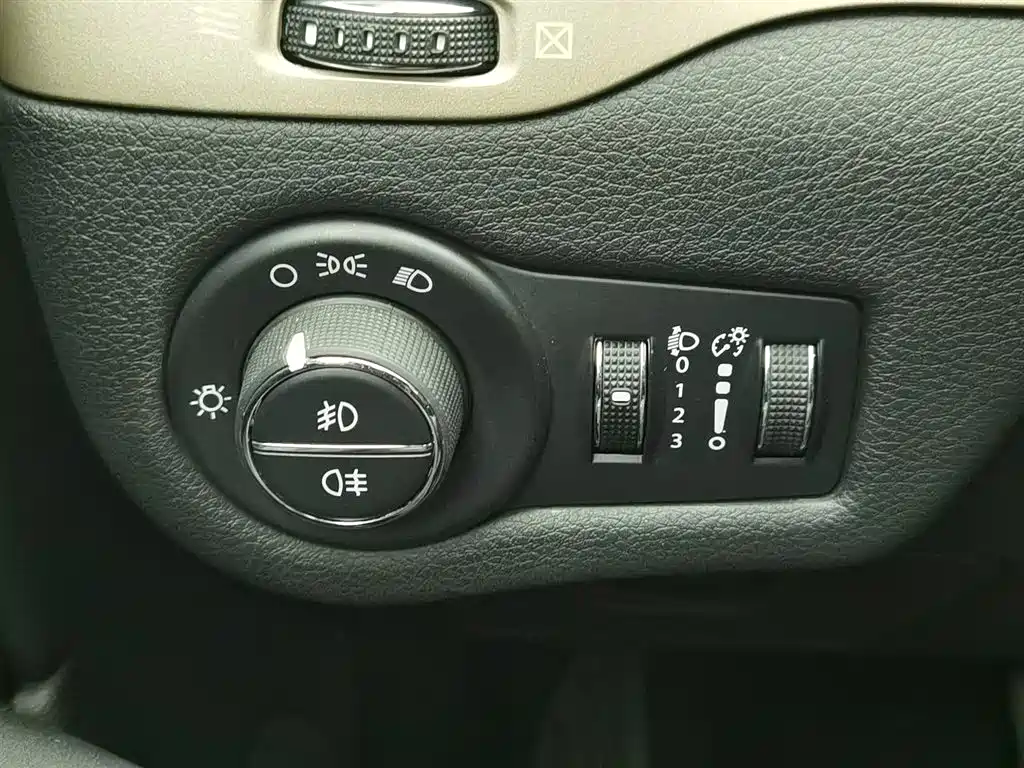 Jeep Cherokee 2015 — фото 21