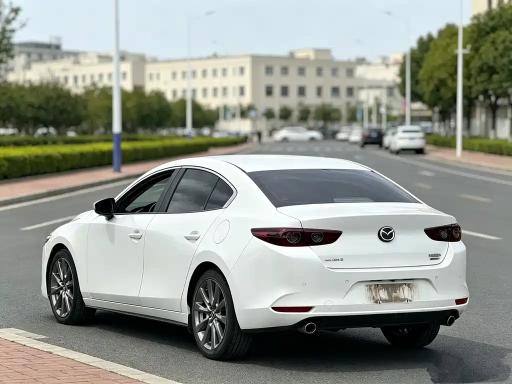 Mazda 3 Axela 2022 — фото 9