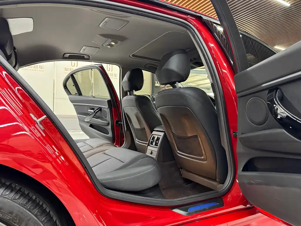 BMW 3 Series 2018 — фото 12