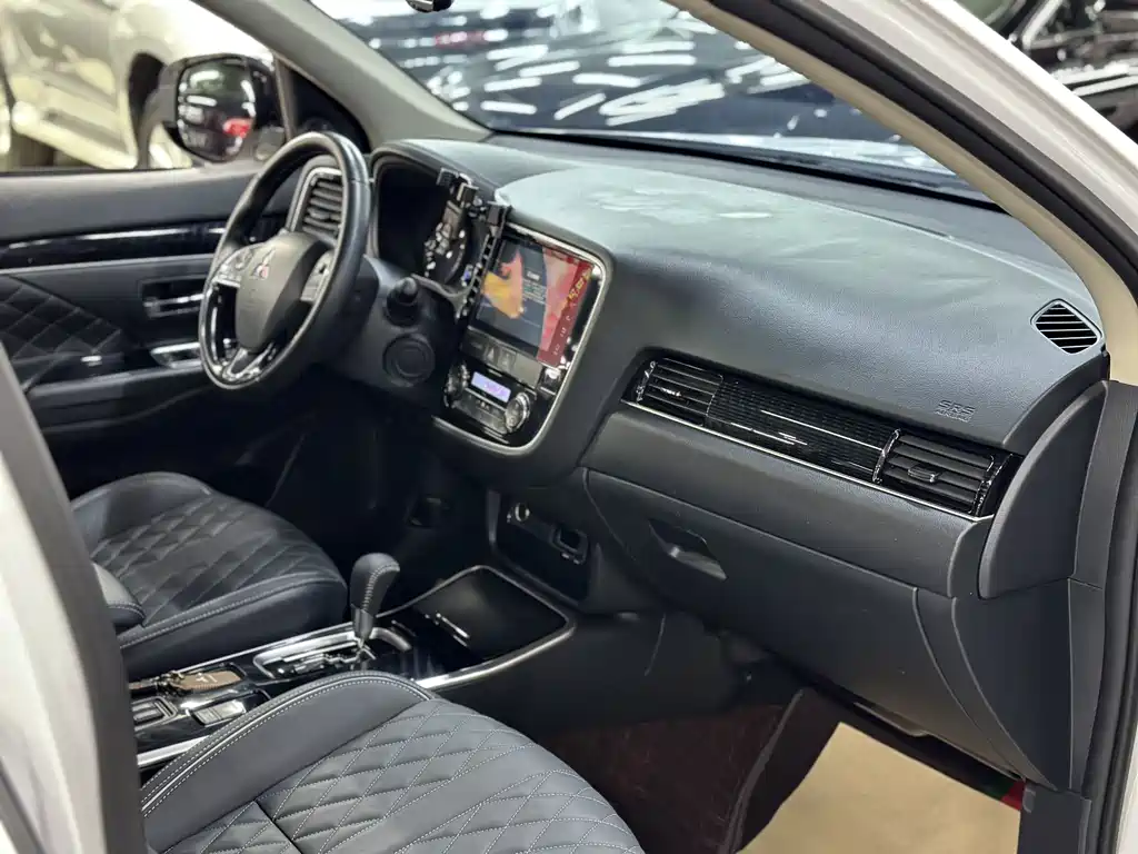 Mitsubishi Outlander 2022 — фото 13