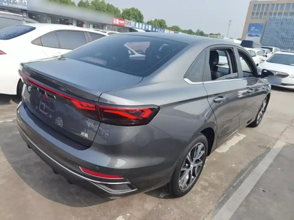 Geely Emgrand 2022