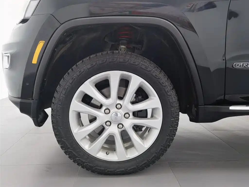 Jeep Grand Cherokee 2017 — фото 17