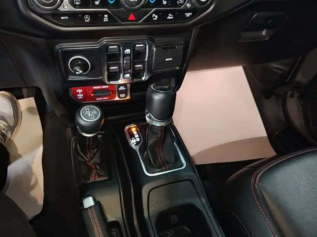 Jeep Wrangler 2023 — фото 14
