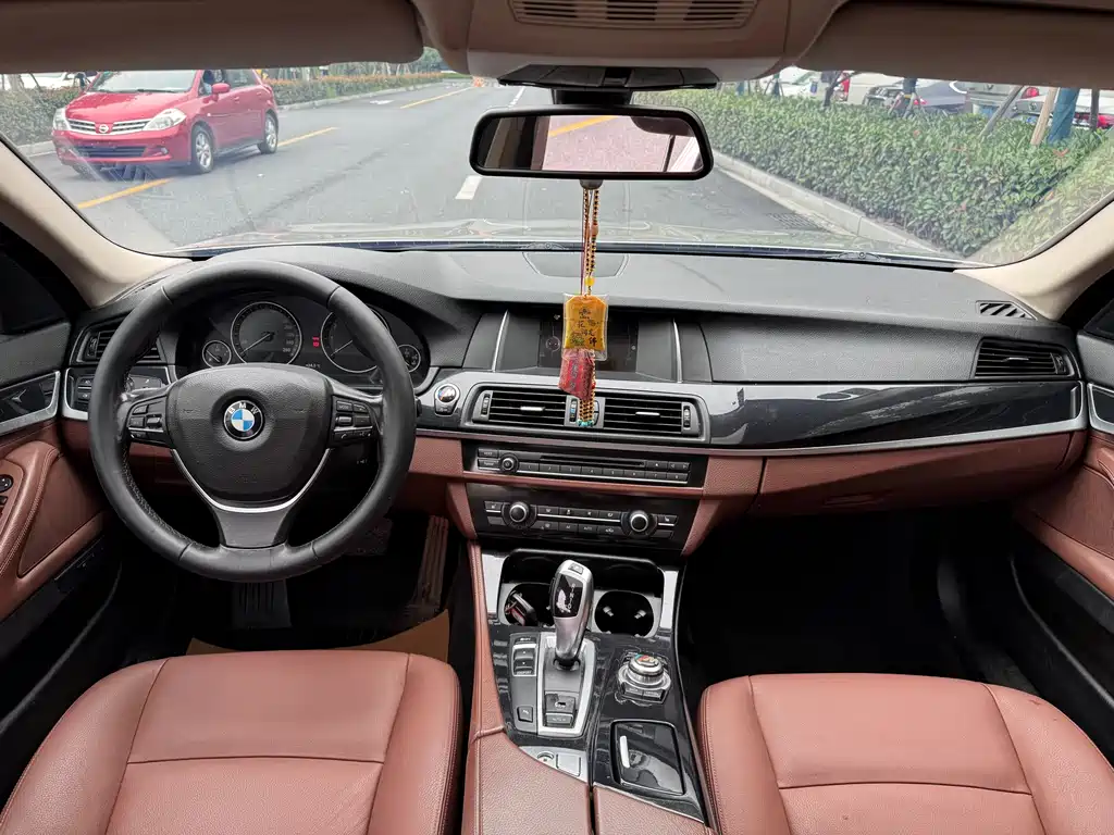 BMW 5 Series 2016 — фото 18