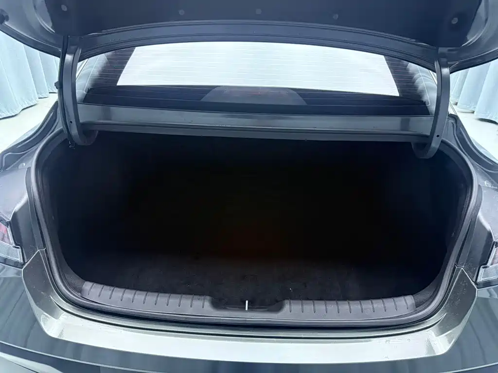 Hyundai Elantra 2023 — фото 17
