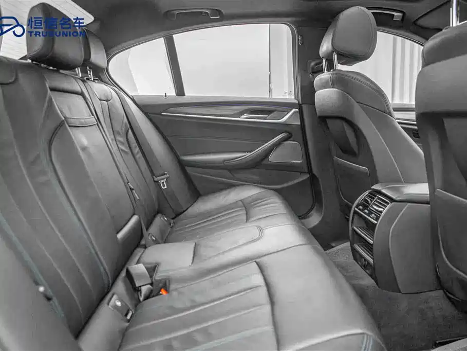 BMW 5 Series 2018 — фото 16