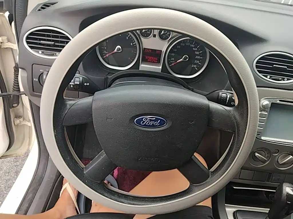 Ford Focus 2015 — фото 11