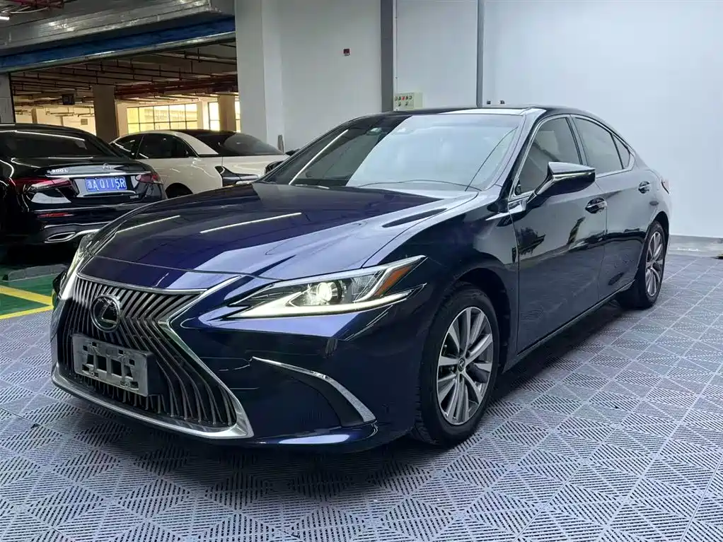 Lexus ES 2019 — фото 1