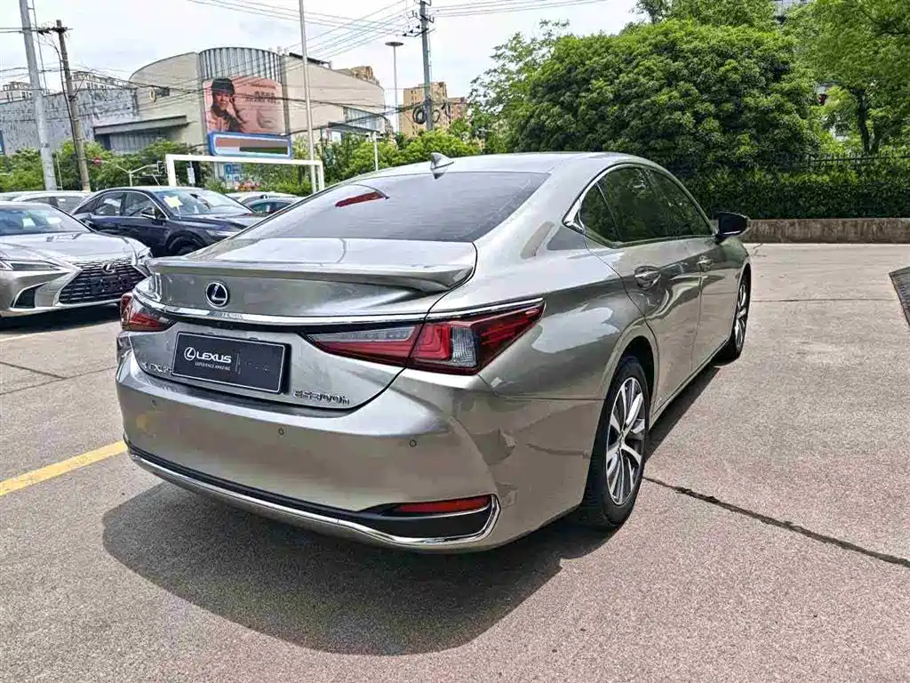 Lexus ES 2019 — фото 9