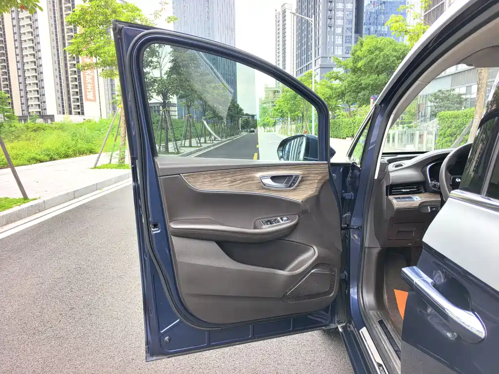 Roewe iMAX8 New Energy 2023 — фото 10
