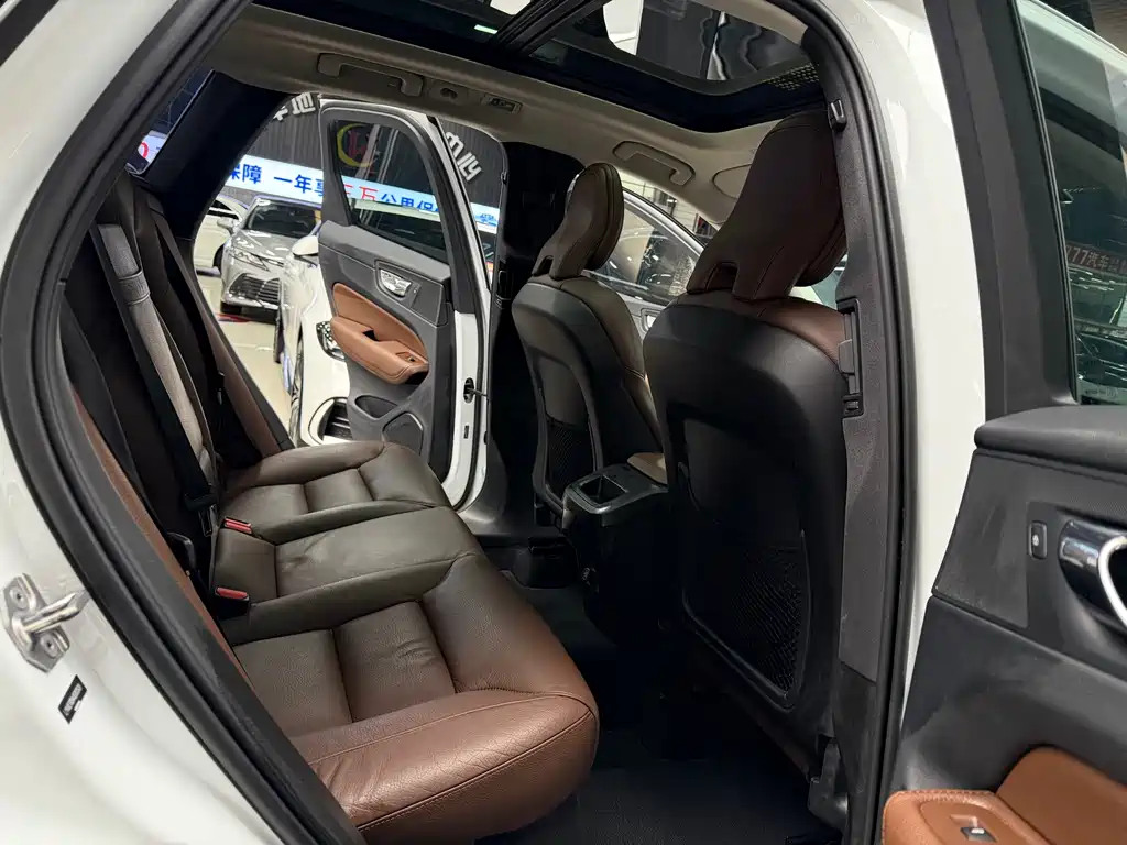Volvo XC60 2018 — фото 20