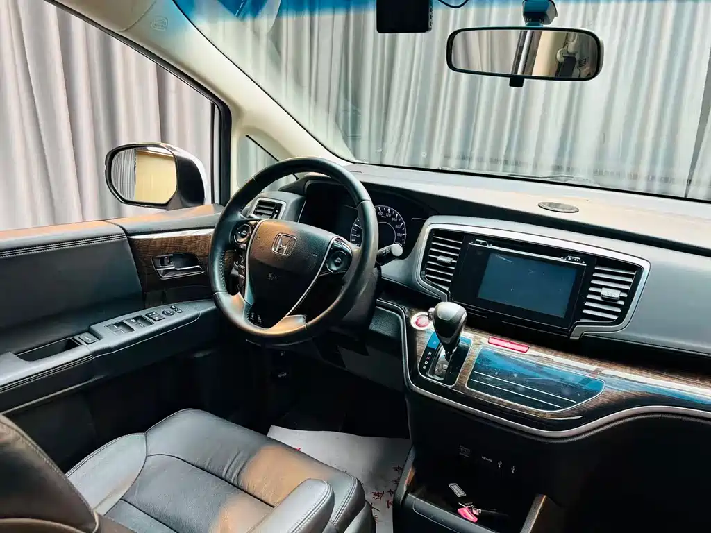 Honda Odyssey 2015 — фото 10