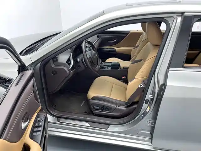 Lexus ES 2019 — фото 12
