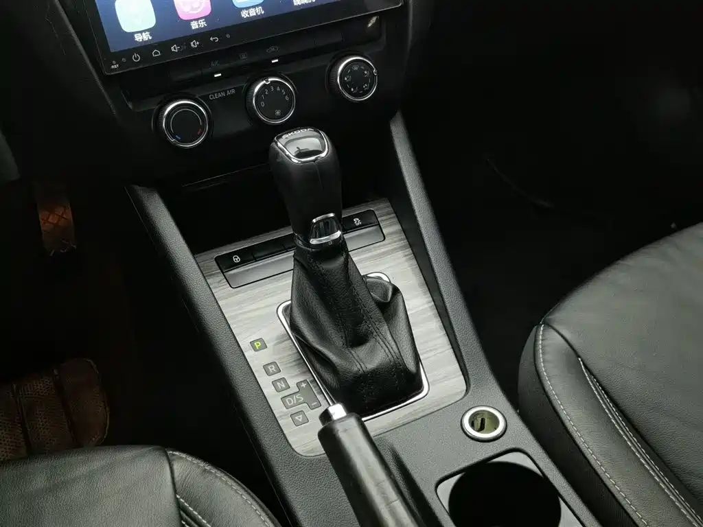 Skoda Octavia 2017 — фото 13