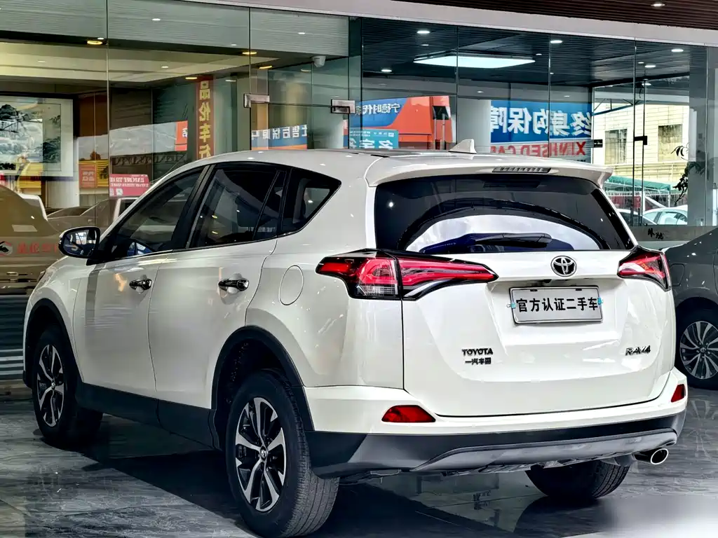 Toyota RAV4 2017 — фото 24