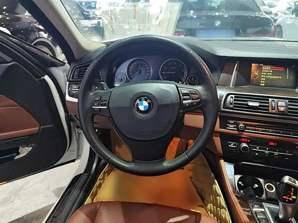 BMW 5 Series 2015 — фото 11