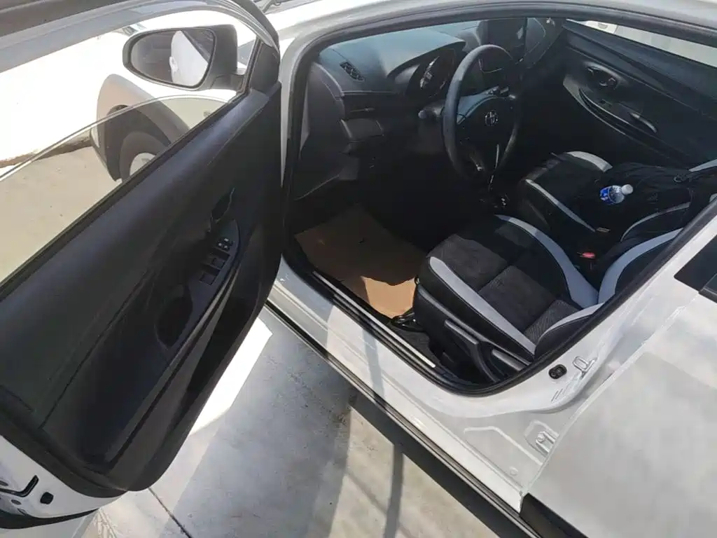 Toyota Yaris L 2022 — фото 16
