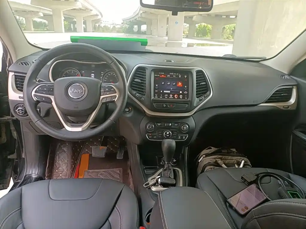 Jeep Cherokee 2017 — фото 10