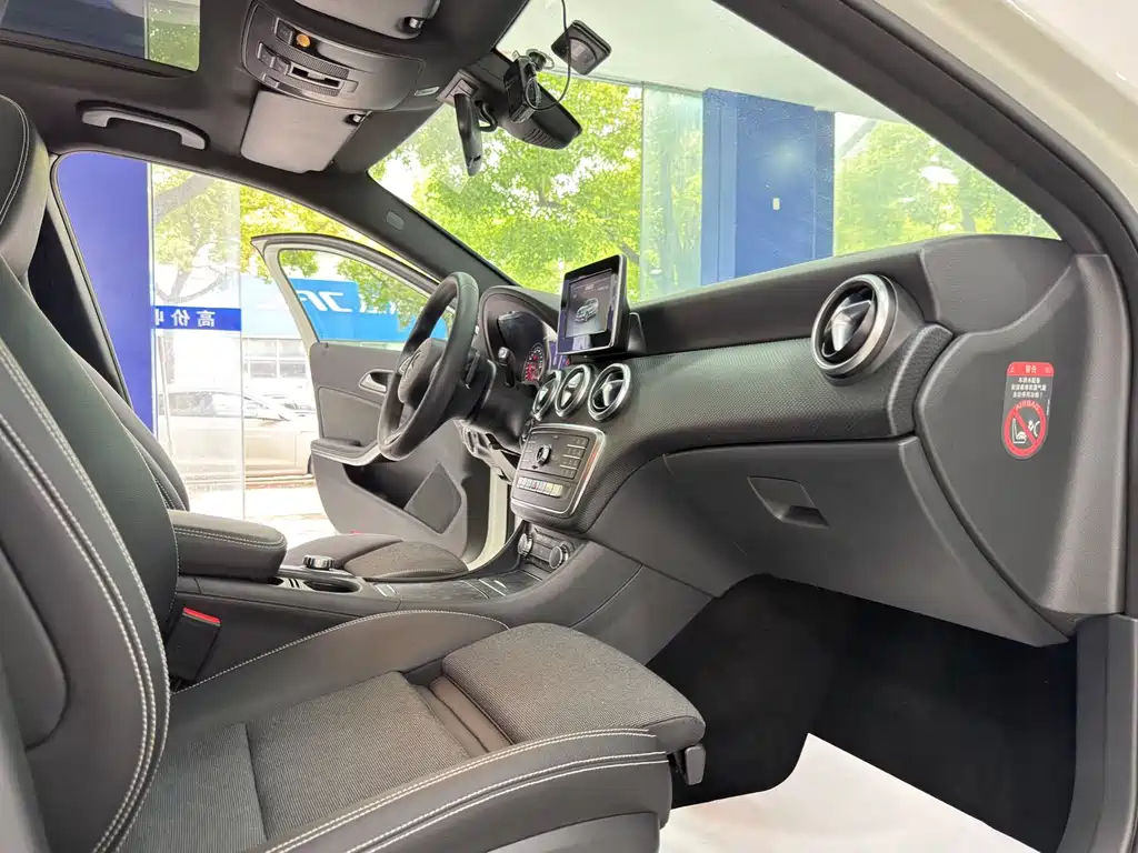 Mercedes-Benz A-Class 2017 — фото 12