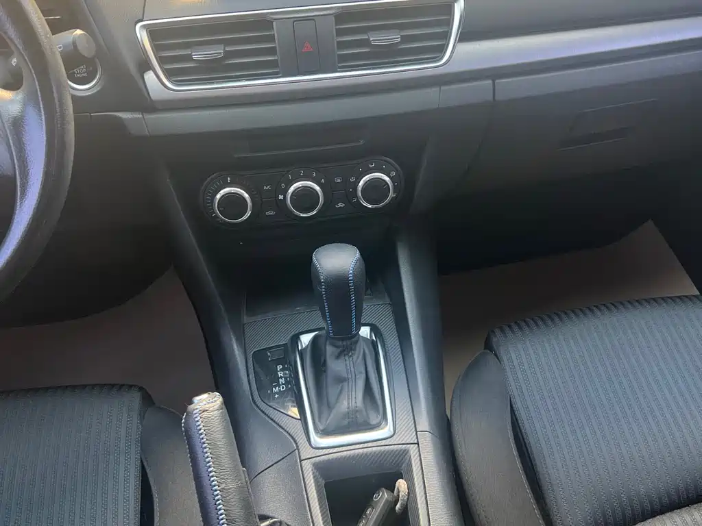 Mazda 3 Axela 2016 — фото 10