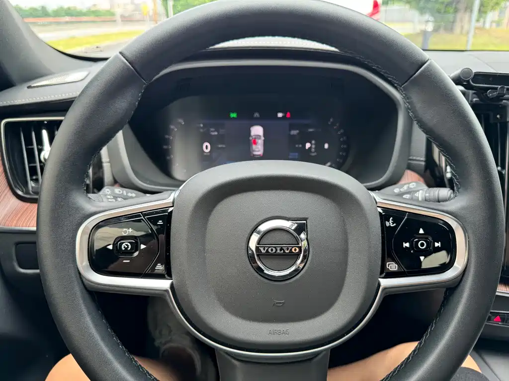 Volvo XC60 2025 — фото 16