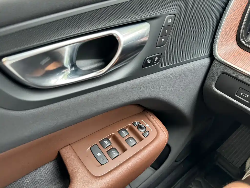 Volvo XC60 2025 — фото 18