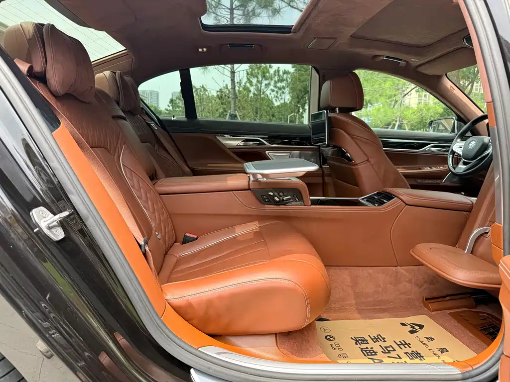 BMW 7 Series 2018 — фото 10