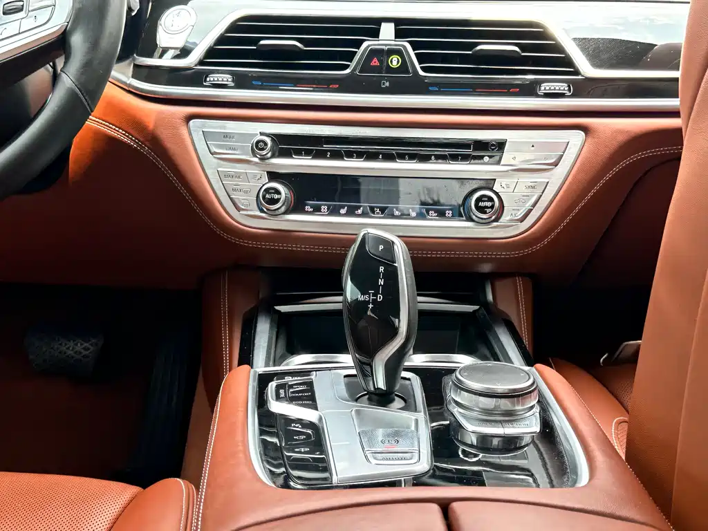 BMW 7 Series 2018 — фото 13