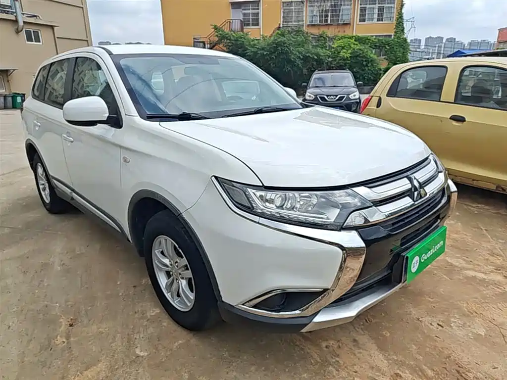 Mitsubishi Outlander 2017 — фото 4