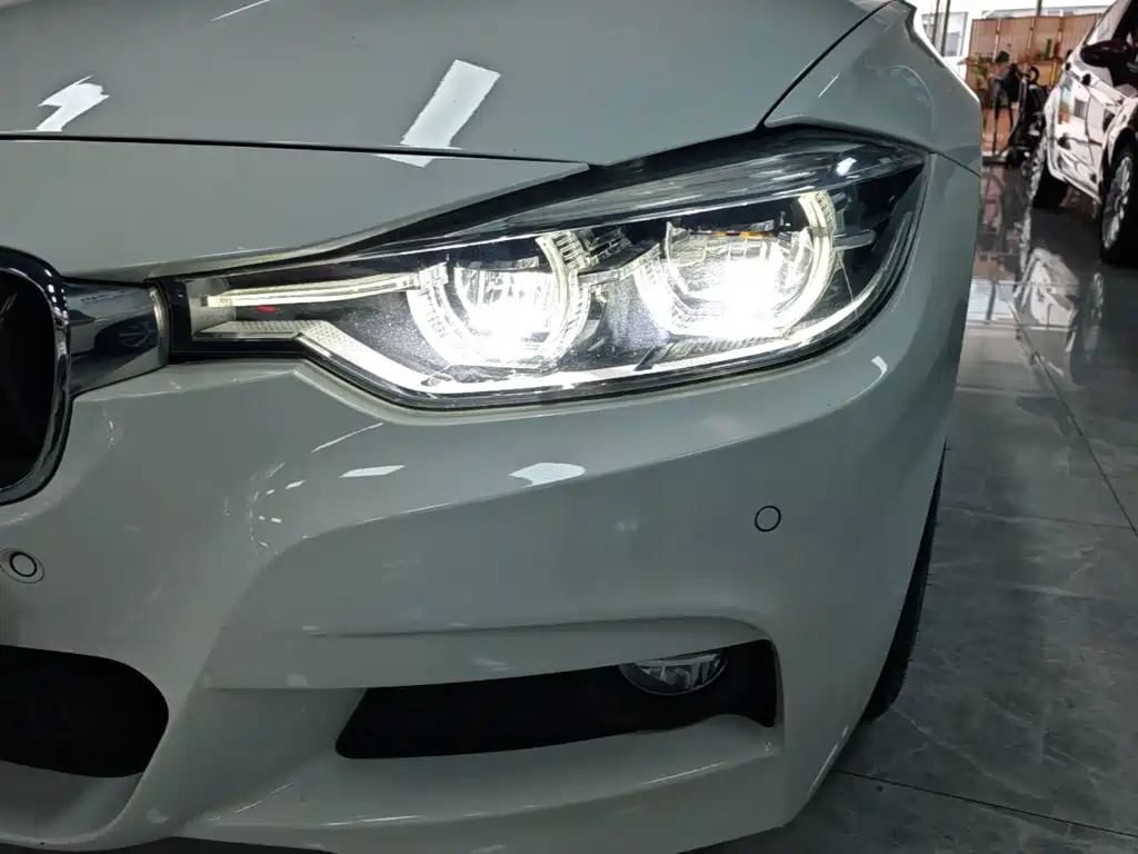 BMW 3 Series 2018 — фото 24