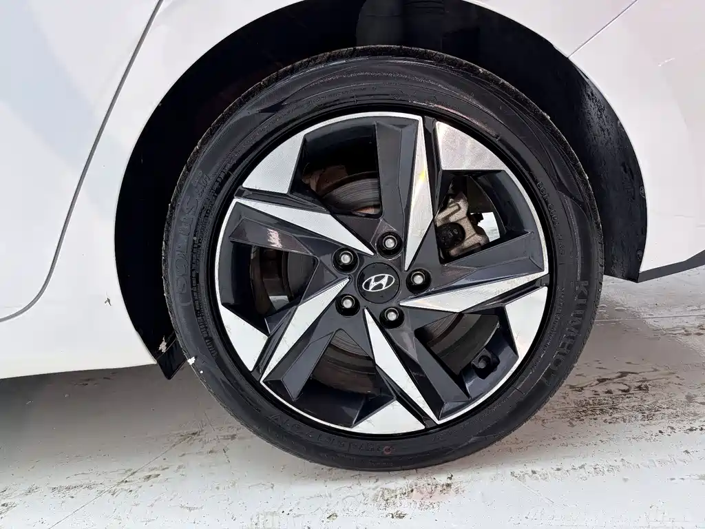 Hyundai Elantra 2023 — фото 27
