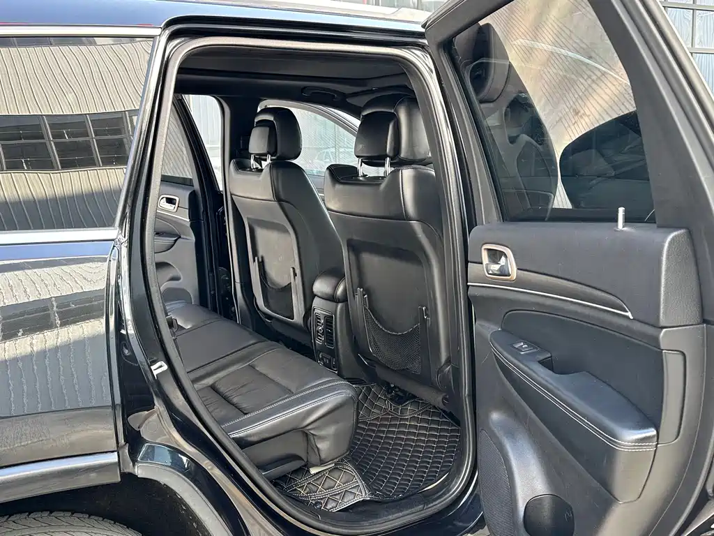 Jeep Grand Cherokee 2015 — фото 16