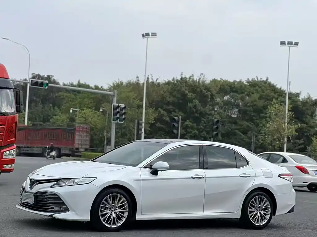 Toyota Camry 2018 — фото 1